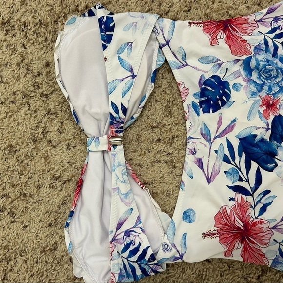 Cupshe White Floral Cut Out Scalloped One Piece Size Large - Picture 5 of 7